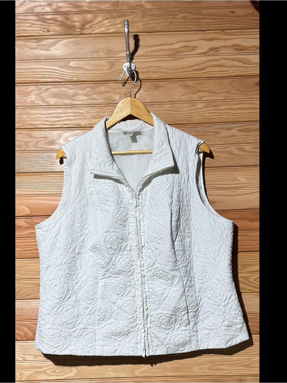 dressbarn White Quilted Floral  Zip Vest